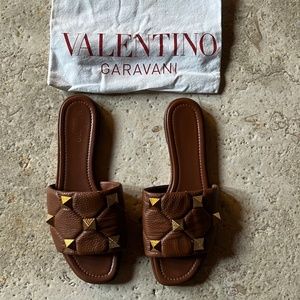 FLAT ROMAN STUD SLIDE SANDAL IN QUILTED GRAINY CALFSKIN